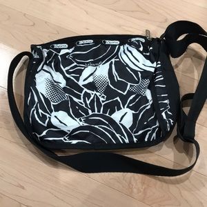 Deluxe Eveyday Le Sportsac Shoulder Bag